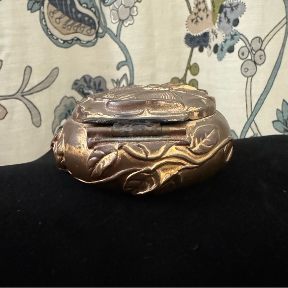 Antique Rogers Art Nouveau Butterfly Design Gilded
Bronze Hinged Trinket Box 858 - Picture 12 of 12